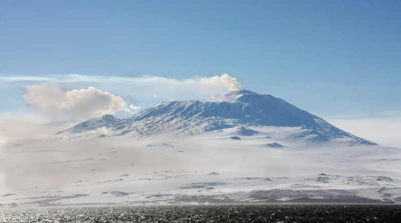 Найпівденніший у світі діючий вулкан в Антарктиді викидає золотий пил