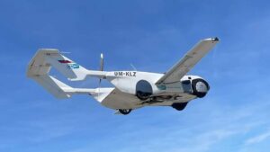 Майбутнє вже тут: автомобіль-літак здійснив успішний політ з пасажиром (відео)