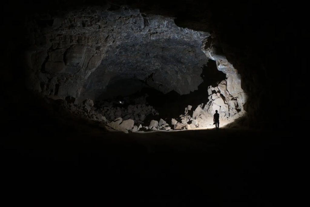 Печера з лавовими трубами в Аравійській пустелі приймала стародавніх людей протягом 7 000 років