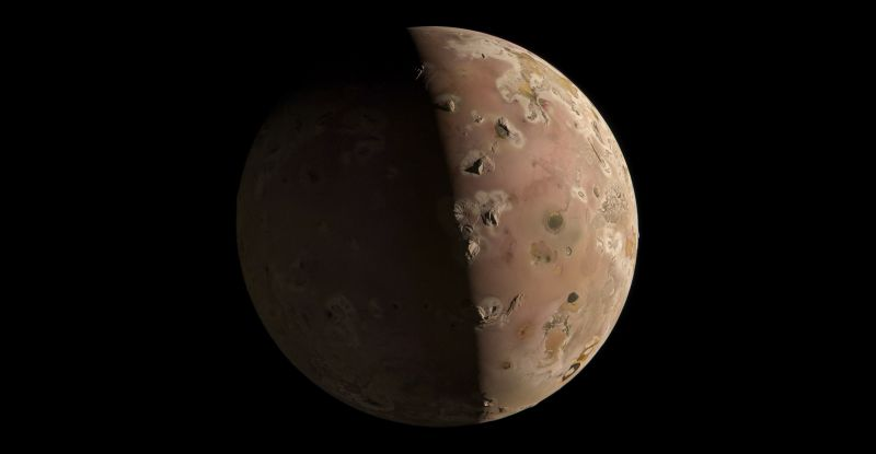 Епічний проліт пекельного супутника Юпітера показав озеро лави, яке може поглинути міста