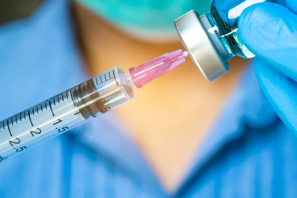 Перша у світі мРНК-вакцина проти раку шкіри розпочинає випробування третьої фази