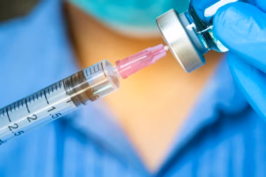 Перша у світі мРНК-вакцина проти раку шкіри розпочинає випробування третьої фази