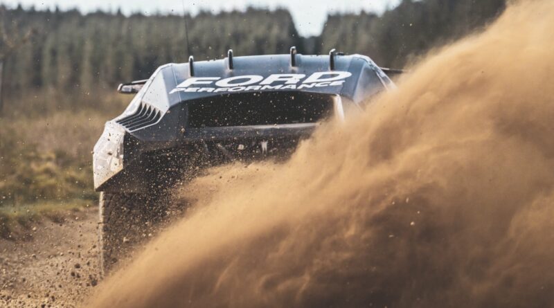Компанія Ford показала перший знімок гоночного Ranger Raptor для "Дакара"
