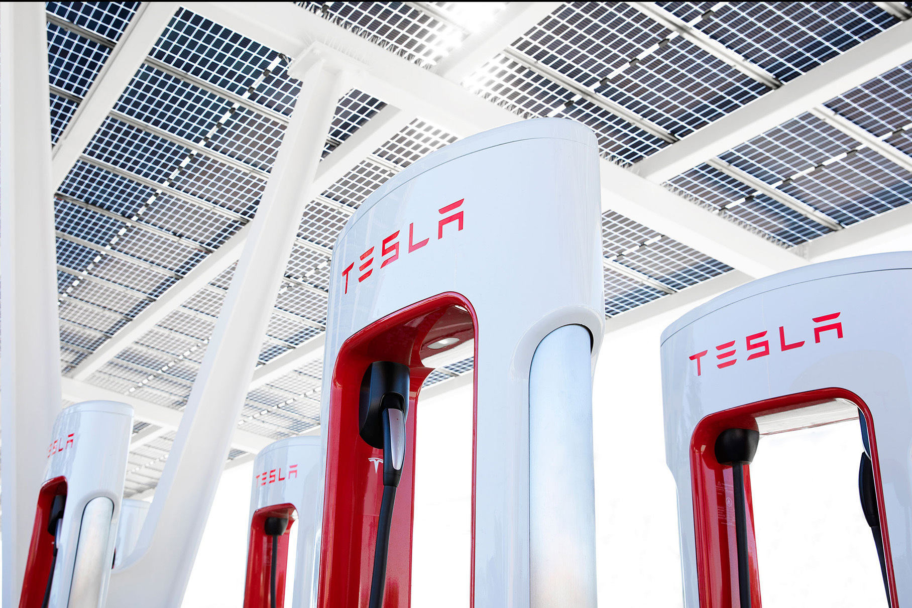 Tesla покинули кілька керівників мережі швидкої зарядки Supercharger