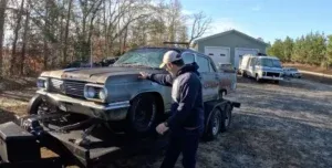 Двигун старої іржавої покинутої машини завели після 40 років простою (Відео)