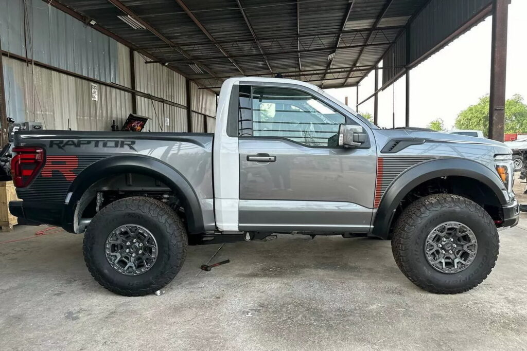 Подивіться на короткобазний Ford Raptor R з дворядною кабіною