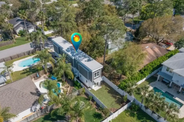 Чоловік побудував крихітний будинок, щоб насолити сусідам-мільйонерам