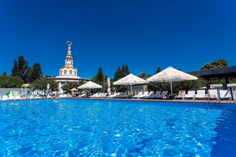 Інстаграмні локації та шикарні види: 10 найкращих басейнів у Києві