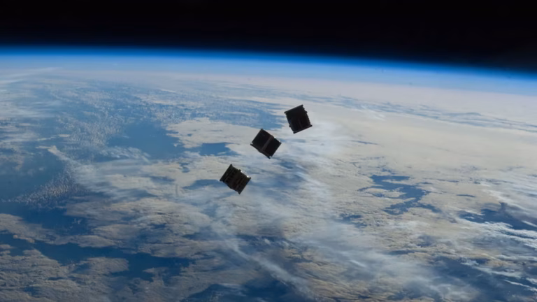 Китайський космоплан супроводжують сім загадкових об'єктів, шість з яких транслюють повторювані сигнали