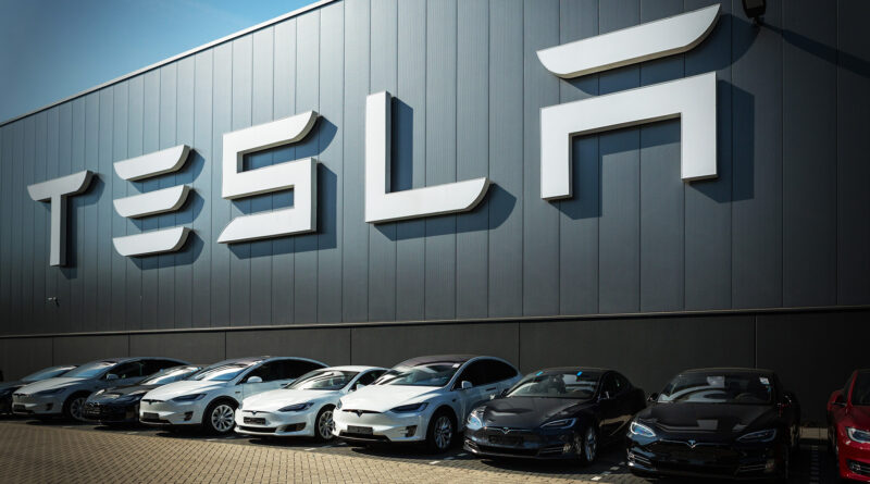 Компанія Tesla в найближчому майбутньому випустить три нові електромобілі