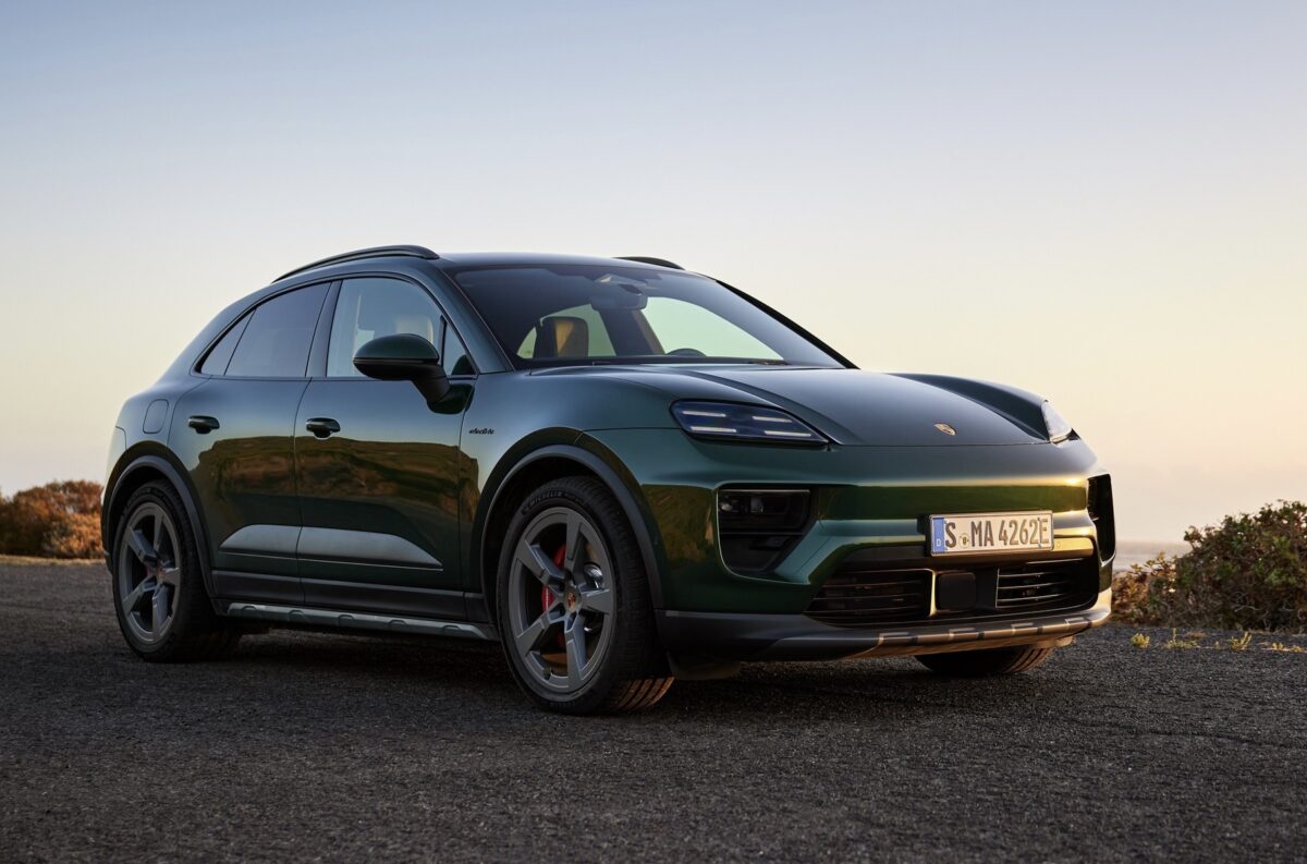 Електричному Porsche Macan додали дві нові версії та позашляховий пакет