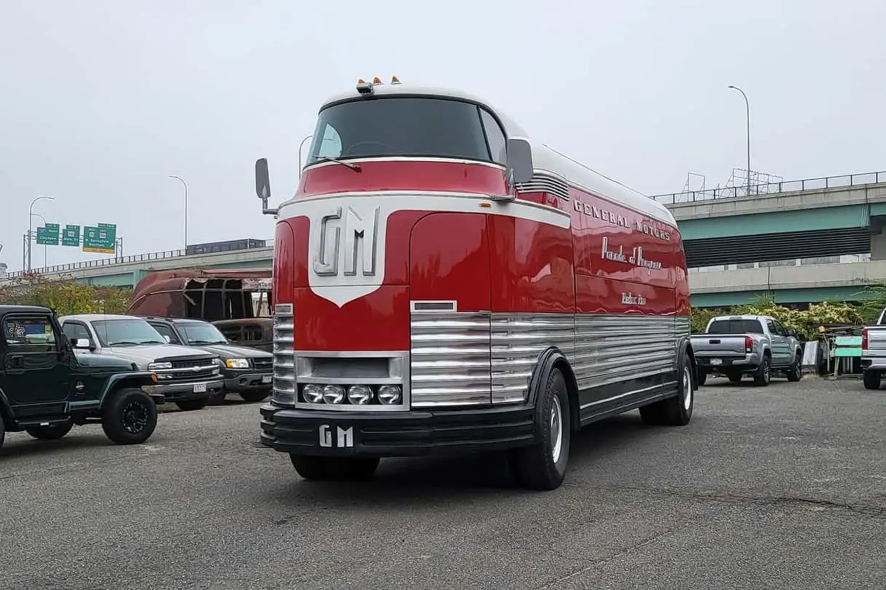 У США за мільйон доларів продають десятиметровий General Motors Futurliner