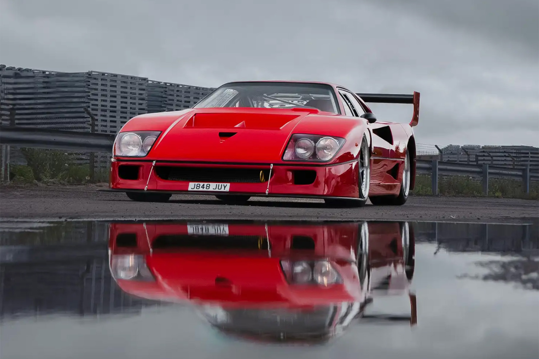 В продаже появился единственный в мире суперкар Ferrari F40, оборудованный двигателем V12