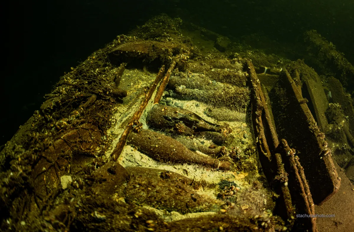 У Балтійському морі знайдено затонулий корабель зі 100 пляшками шампанського