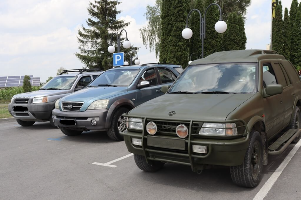 Експерти розповіли, як перереєструвати гуманітарне авто в Україні