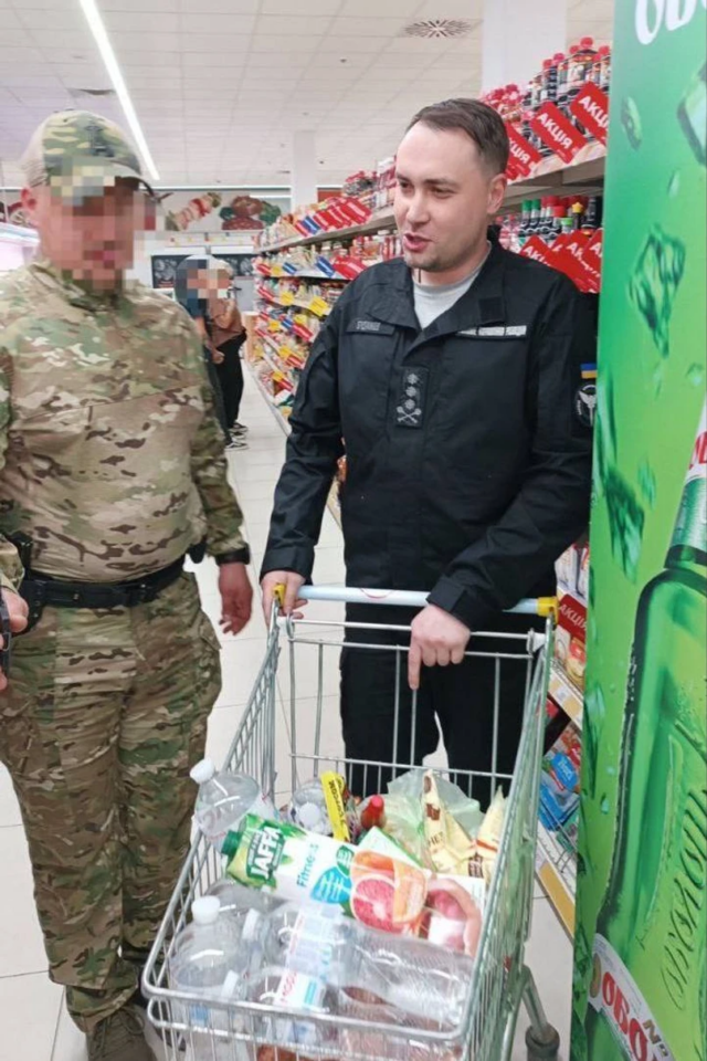 Майонез зайвий: у мережі обговорюють фото Буданова з візочком у супермаркеті