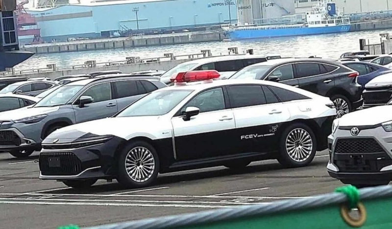 Поліція отримала новий Toyota Crown на водневих паливних елементах (Фото)