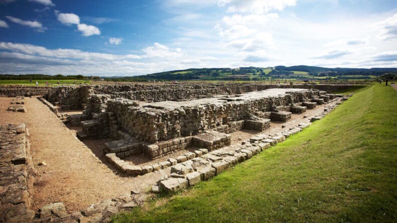 Руїни римського поселення Корстопітума поблизу Корбріджа. English Heritage