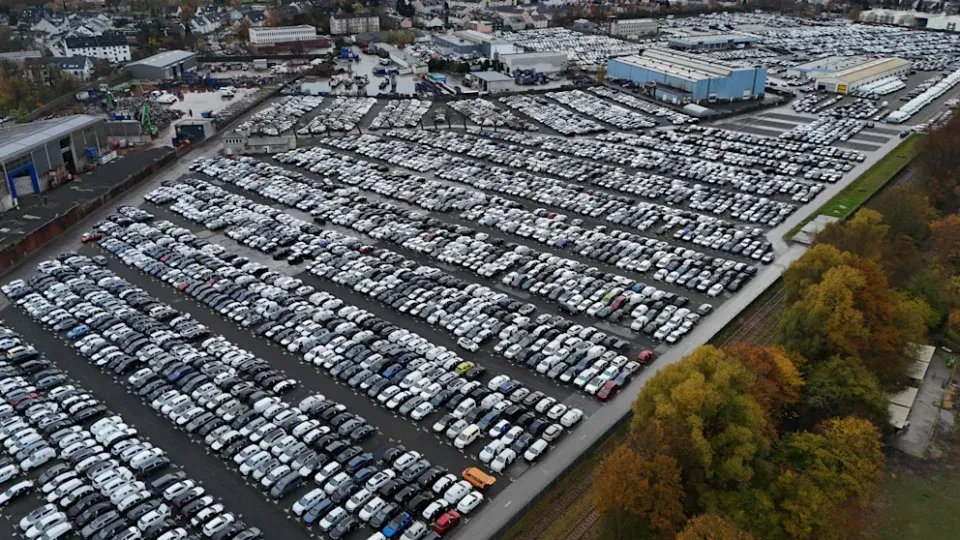 Через кризу тисячі нових нерозпроданих Audi та Volkswagen залишаються під відкритим небом (Фото)