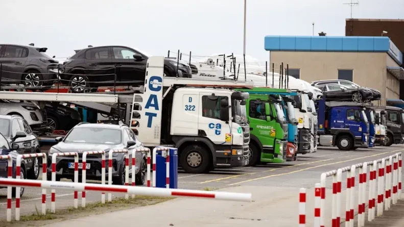 Через кризу тисячі нових нерозпроданих Audi та Volkswagen залишаються під відкритим небом (Фото)