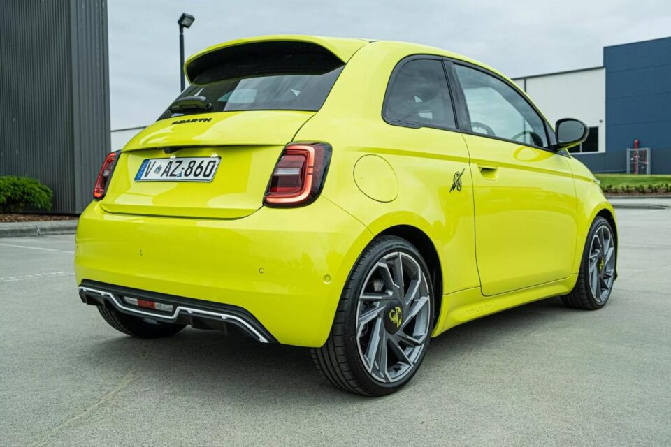 2024 Abarth 500e: Електричний хот-хетч із яскравим стилем та високою ціною