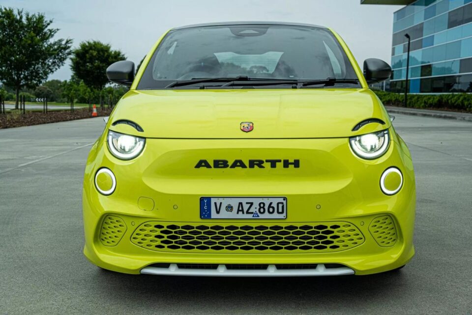 2024 Abarth 500e: Електричний хот-хетч із яскравим стилем та високою ціною