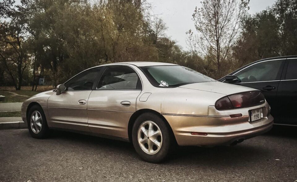 У Києві помітили рідкісний Oldsmobile Aurora 1995 року (Фото)