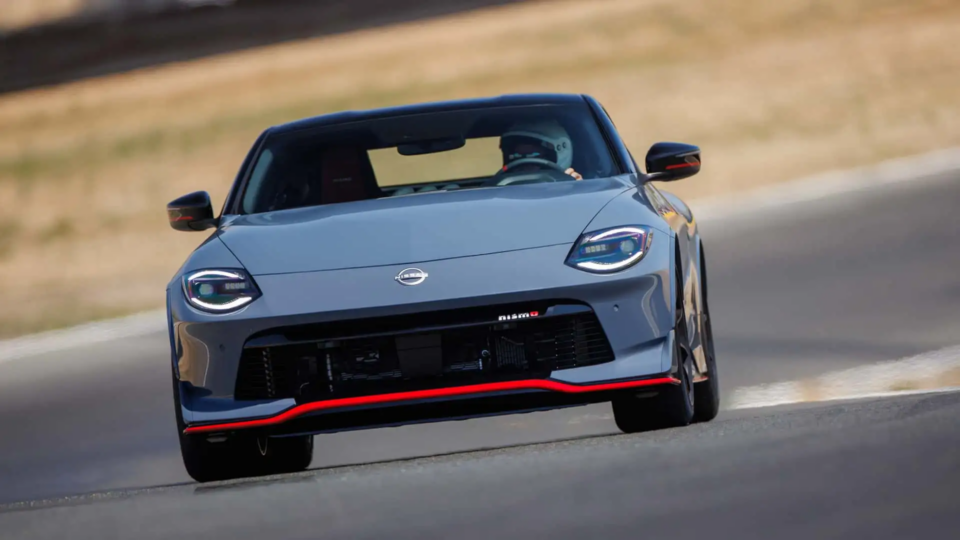 Nissan Z вперше перевершив продажі Toyota Supra в 2024 році