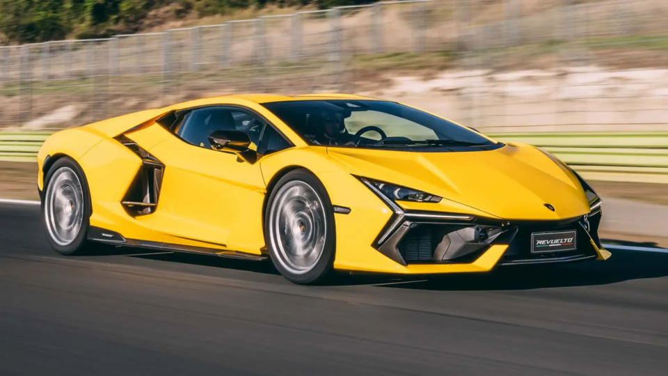 Lamborghini відкликає два суперкари Revuelto 2024 через ризик витоку олії та загоряння