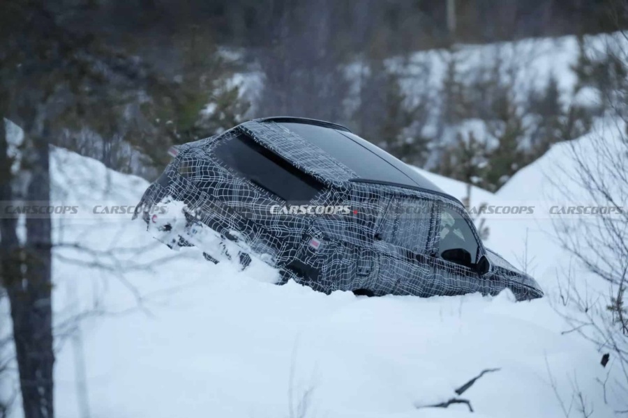 Новий BMW X5 Neue Klasse застряг в сніговому заметі під час тестування (Фото)