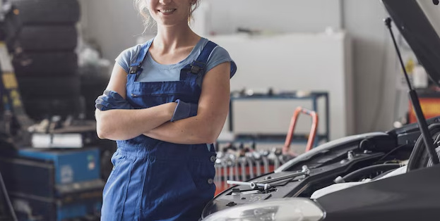 В Україні стартує безкоштовний курс «Автомеханікиня» для жінок