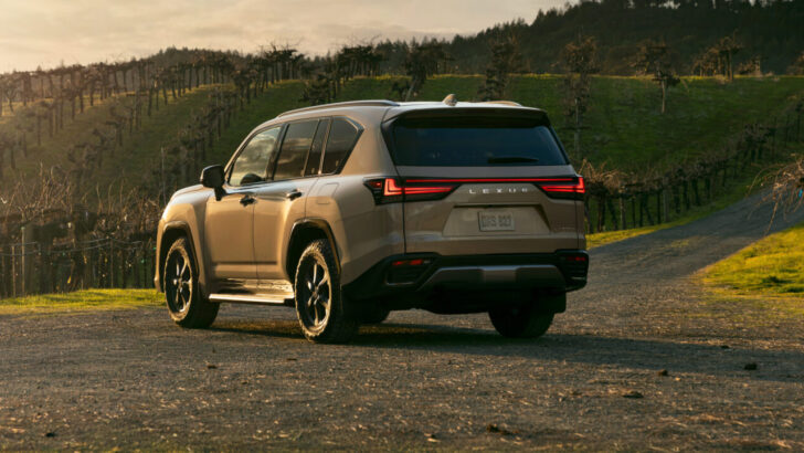 Lexus представив оновлений позашляховик LX (Фото)