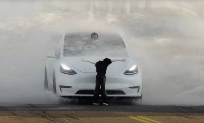 Тестування автопілота Tesla: блогер виявив небезпечний дефект