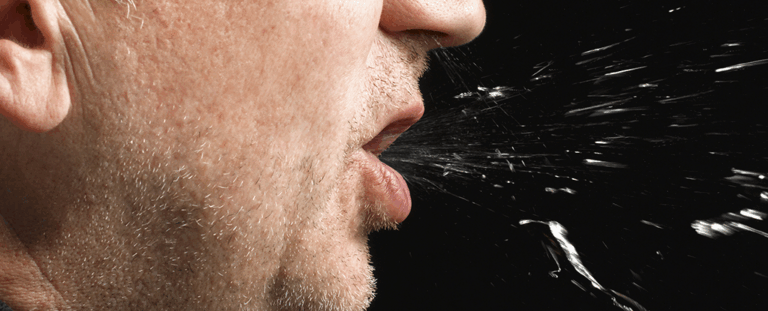 Дослідники визначили відстань, на яку поширюються краплі слини під час дихання, розмови та кашлю