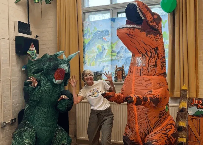 Борис Джонсон показався в мережі в костюмі динозавра (Фото)