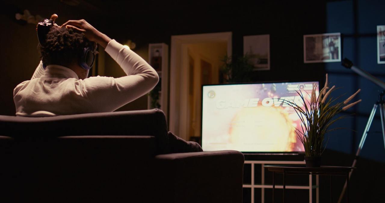 “Мандрівник у часі” показав плоский телевізор із майбутнього 50 років тому (Фото) “Мандрівник у часі” показав плоский телевізор із майбутнього 50 років тому (Фото)