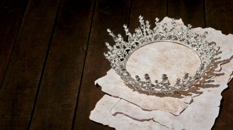 Справжня українська королева: на Дніпропетровщині у трамваї помітили "короновану особу"