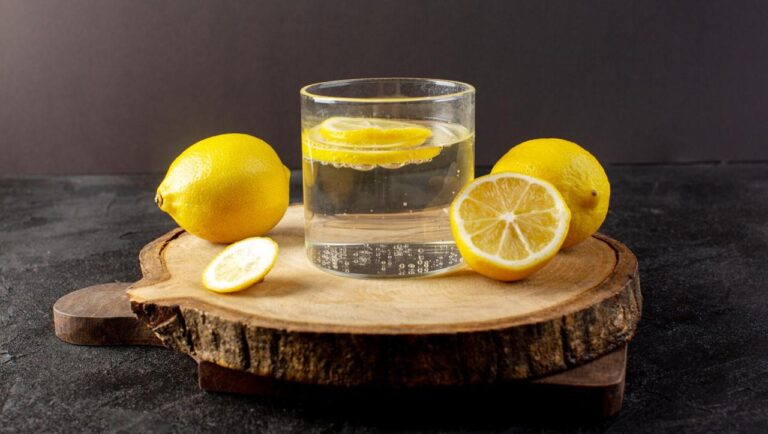 Що трапиться з вашим тілом, якщо щодня пити воду з лимоном: 7 корисних змін