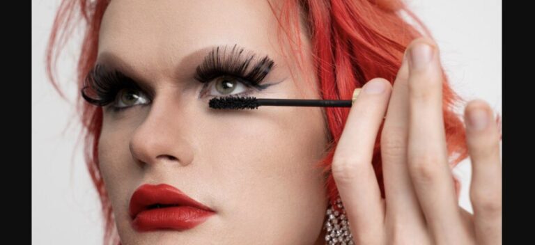 Дівчина відростила вії за допомогою сироватки і, здається, стала подругою Людини-павука або Вія