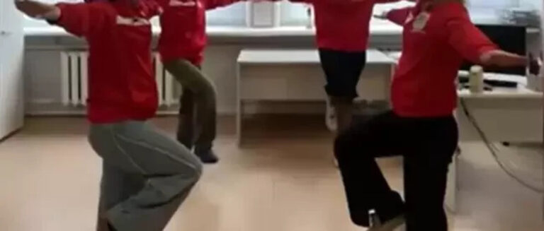 Стояти на одній нозі з книжкою: у Білорусі проводять челендж до 9 травня в стилі абсурду