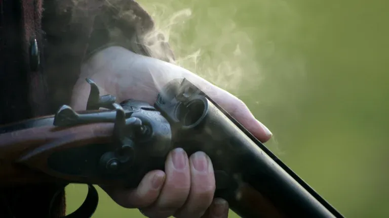 Случайности на охоте: страховка на оружие.