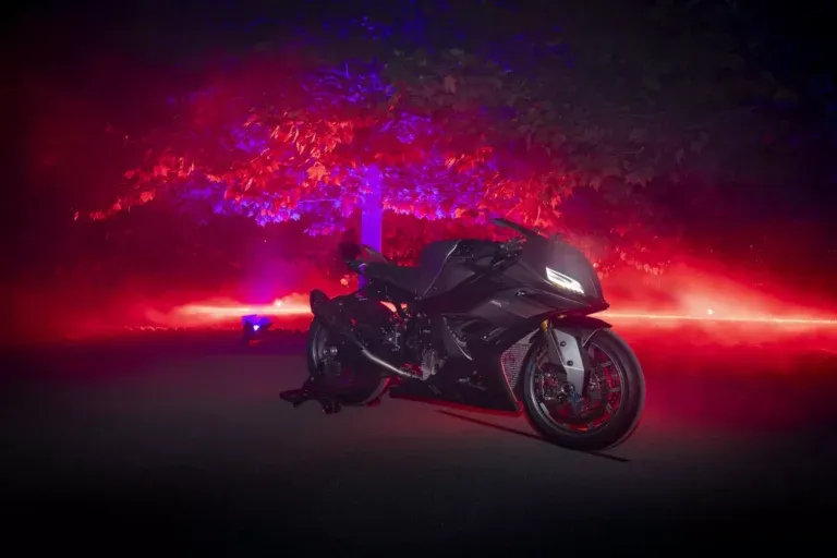 BMW презентувала потужний концепт спортбайка Concept RR із двигуном на 227 к.с.