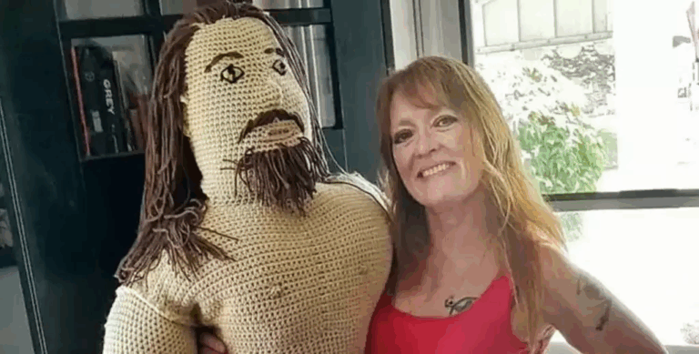 Золота жила: жінка продає в’язані ляльки Джейсона Момоа в натуральну величину