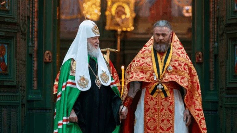 Патріарх Московський вручив орден священикові, який «проповз по трубі в тил ЗСУ»