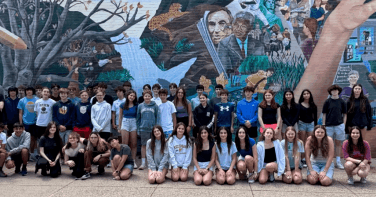 Історична подія: 23 пари близнюків опинились разом у випускному класі школи (Фото)