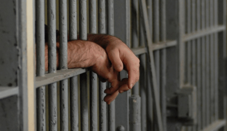 Серед Миколаєва з’явився "трон Путіна": інсталяція насмішила українців (Відео)