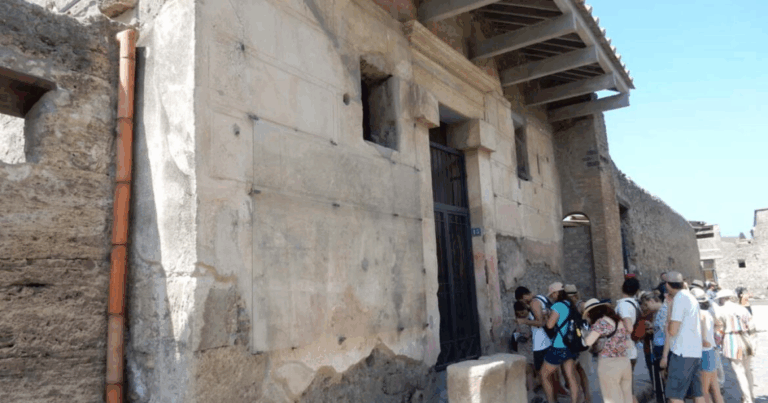 Вирізав своє ім’я на стіні вілли в Помпеях: туриста з Казахстану затримали в Італії