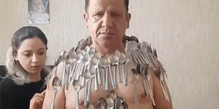 Чоловік з Ірану зміг приклеїти до свого тіла 96 ложок без жодних засобів — він побив свої власні три рекорди