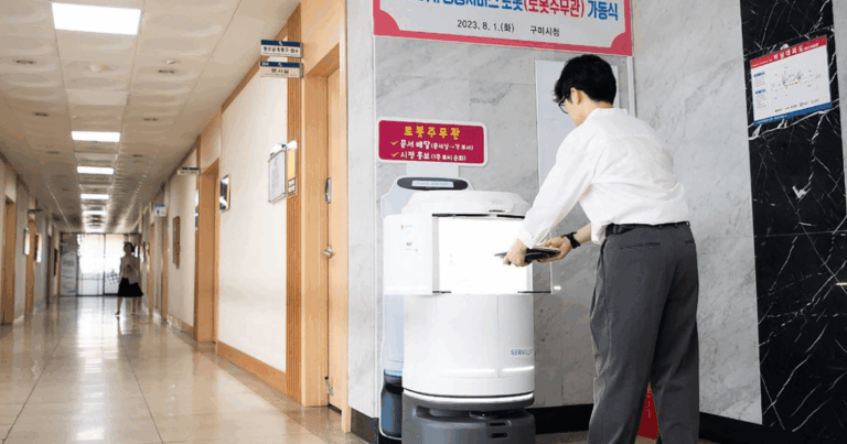 Вигорів на роботі: у Південній Кореї “пригнічений” робот-доставщик скинувся зі сходів (Фото)