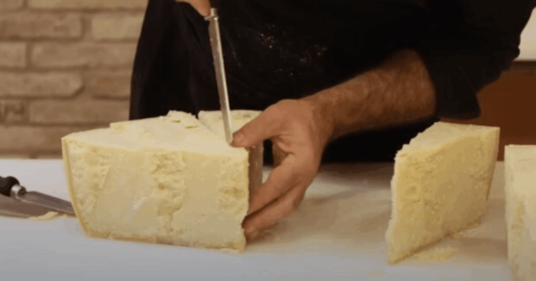 Чоловік їв один шматок сиру протягом 10 років: що з ним сталося (Фото)